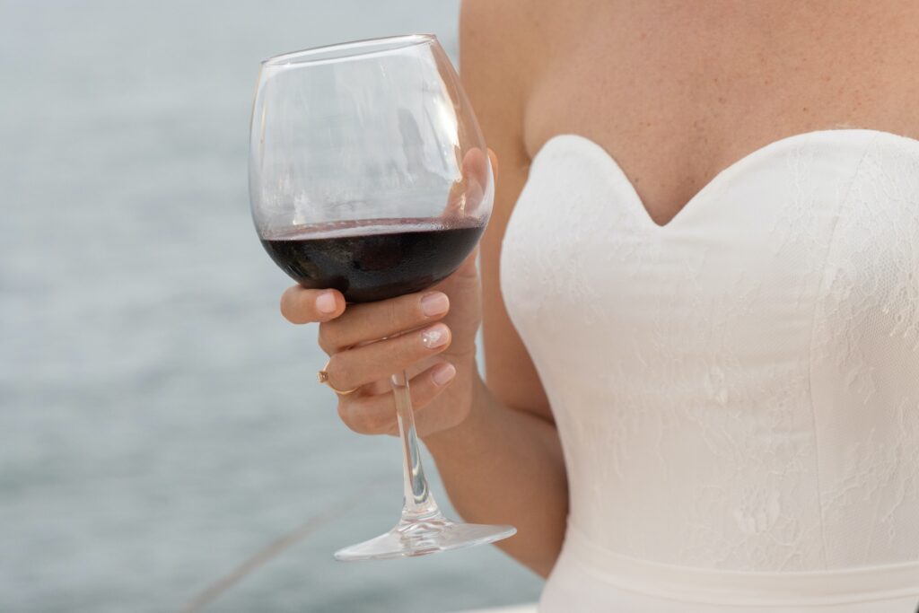 Bruid met rode wijn